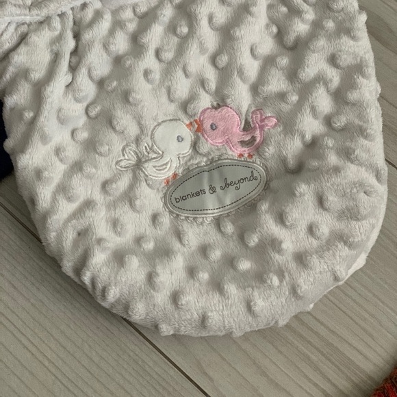 Blankets and Beyond Swaddle Blanket. Size 0-3 m - Picture 3 of 8